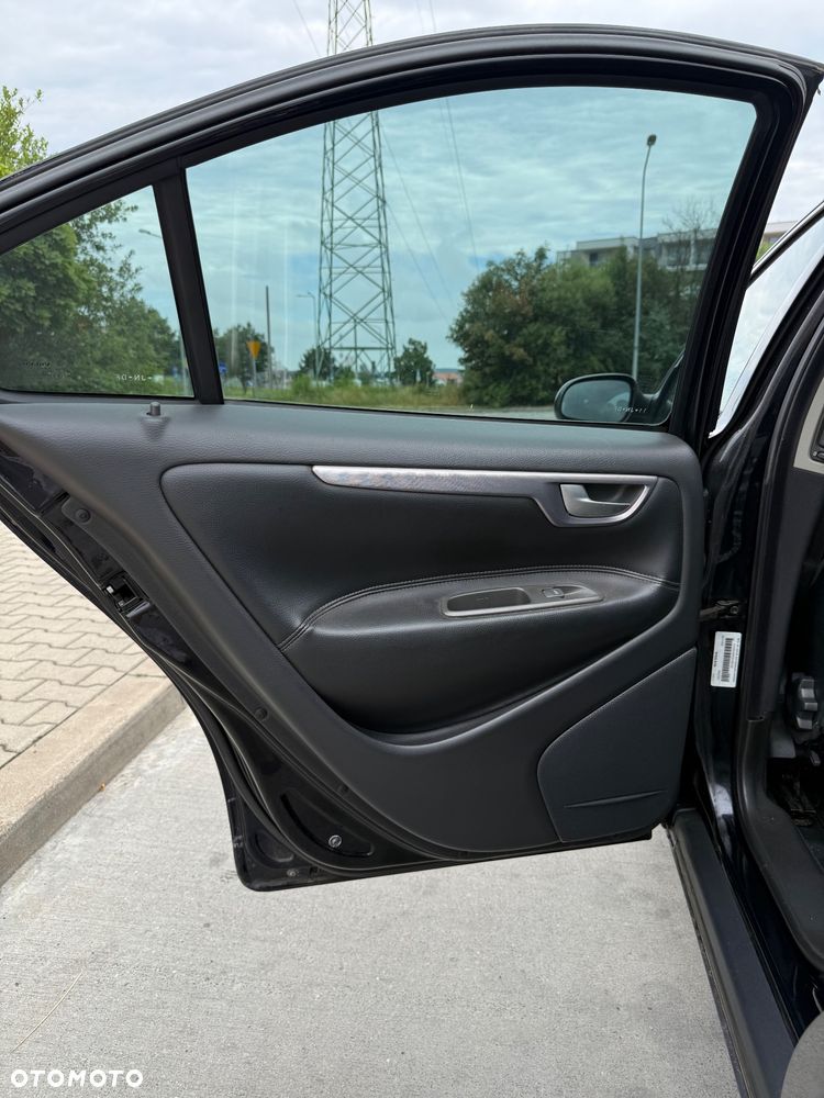 Volvo S60 ver-2-4d5-rubin - 17