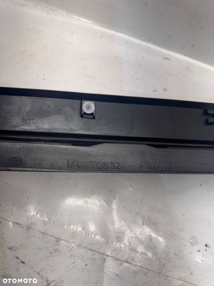 PRAWA LISTWA PROGOWA TOYOTA C-HR - 8