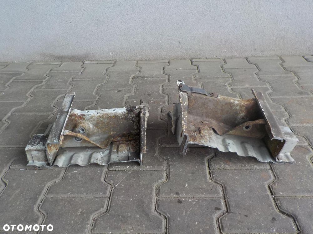 VW T5 UCHWYT MOCOWANIE AMORTYZATORA TYŁ TYLNE PRAWE LEWE - 1