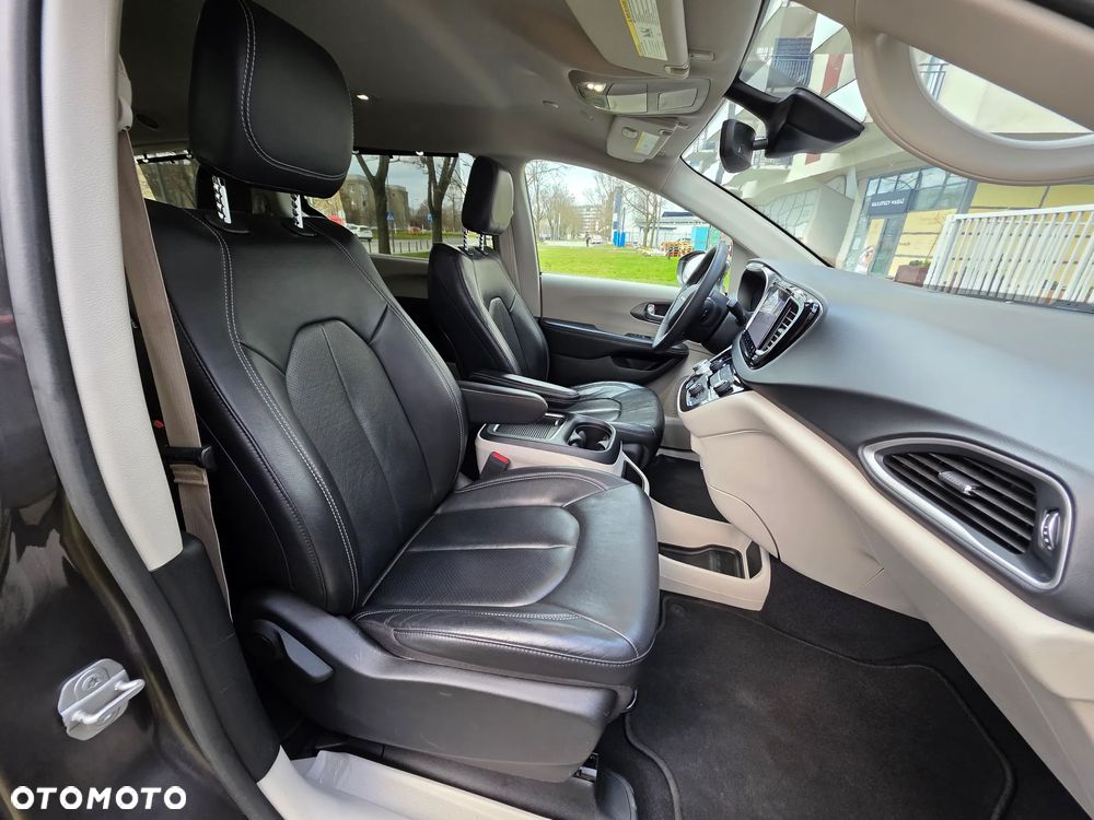 Chrysler Pacifica - 33