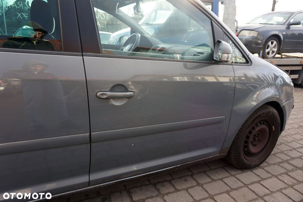 DRZWI PRZEDNIE PRAWE TOURAN I 1T LA7X  SZARY VOLKSWAGEN 2003-2006 - 2