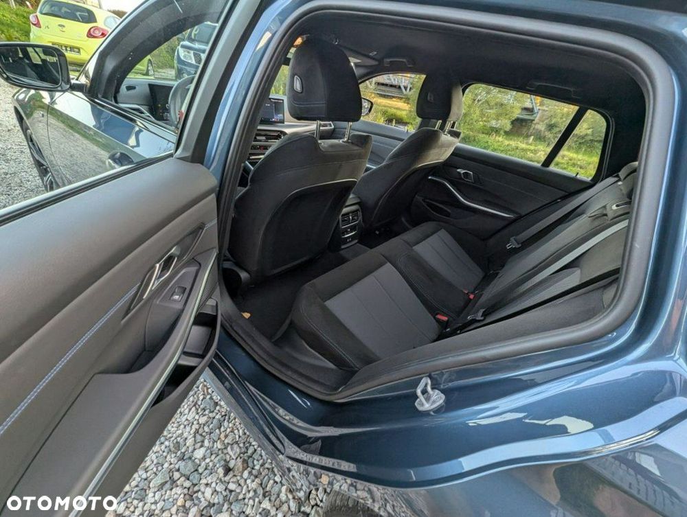 BMW Seria 3 330i xDrive M Sport - 11
