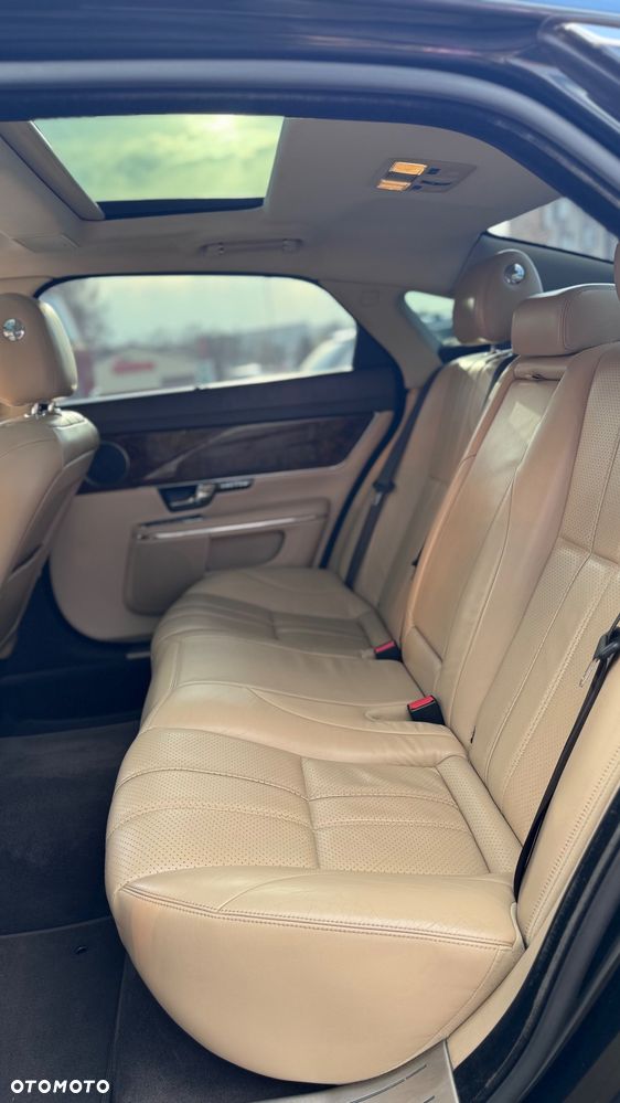 Jaguar XJ 3.0 D V6 LWB Premium Luxury - 8
