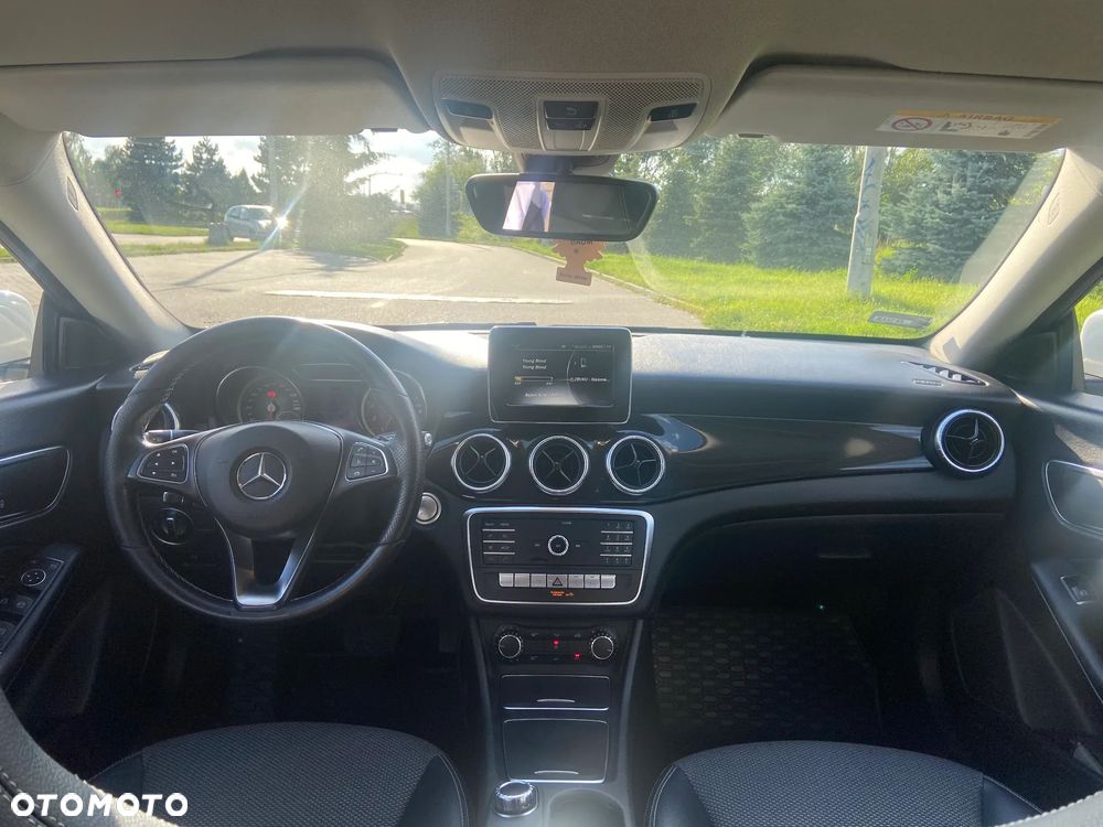 Mercedes-Benz CLA 180 7G-DCT - 10