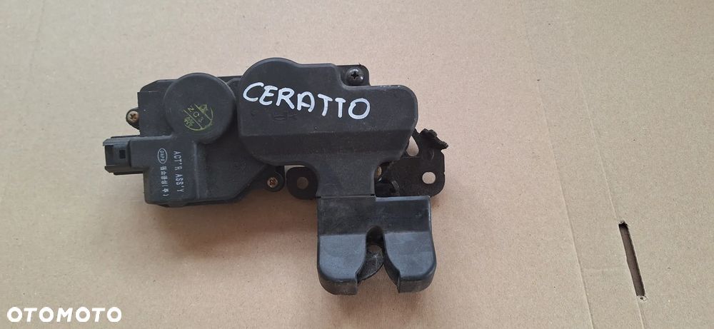 ZAMEK KLAPY BAGAZNIKA CERATO - 2