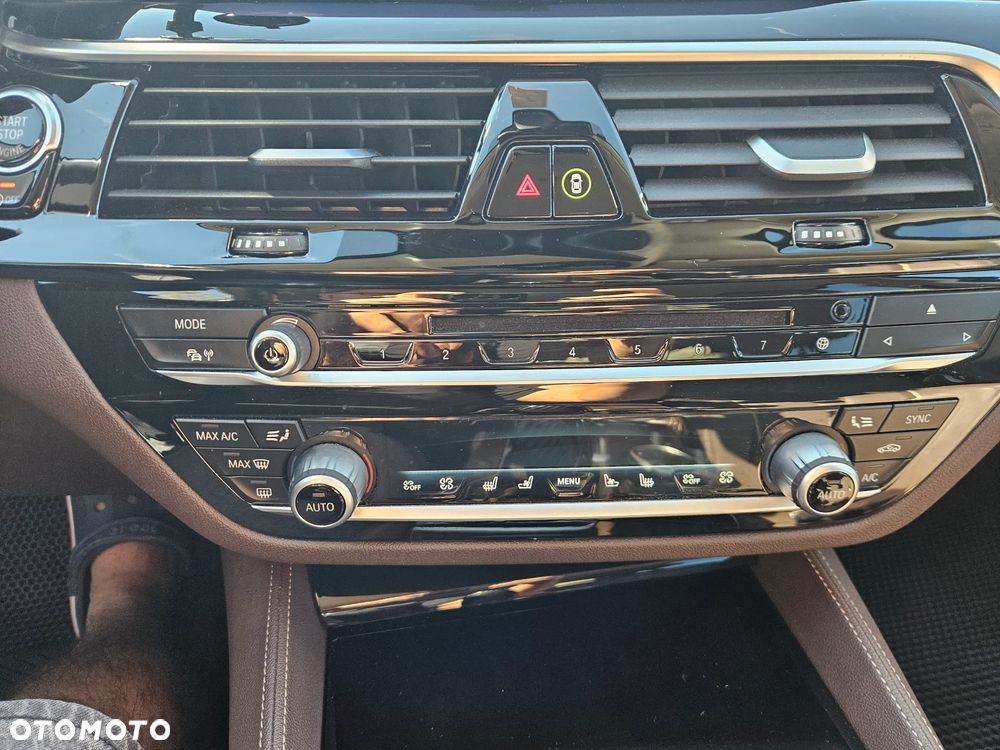 BMW Seria 5 540i GPF xDrive Luxury Line - 27