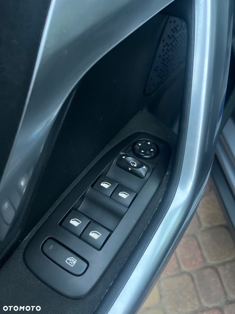 Peugeot 2008 1.2 Pure Tech Signature - 17
