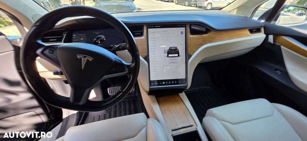 Tesla Model X - 3