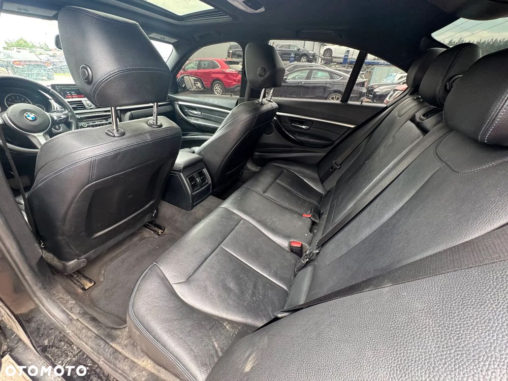 BMW Seria 3 330i xDrive - 16