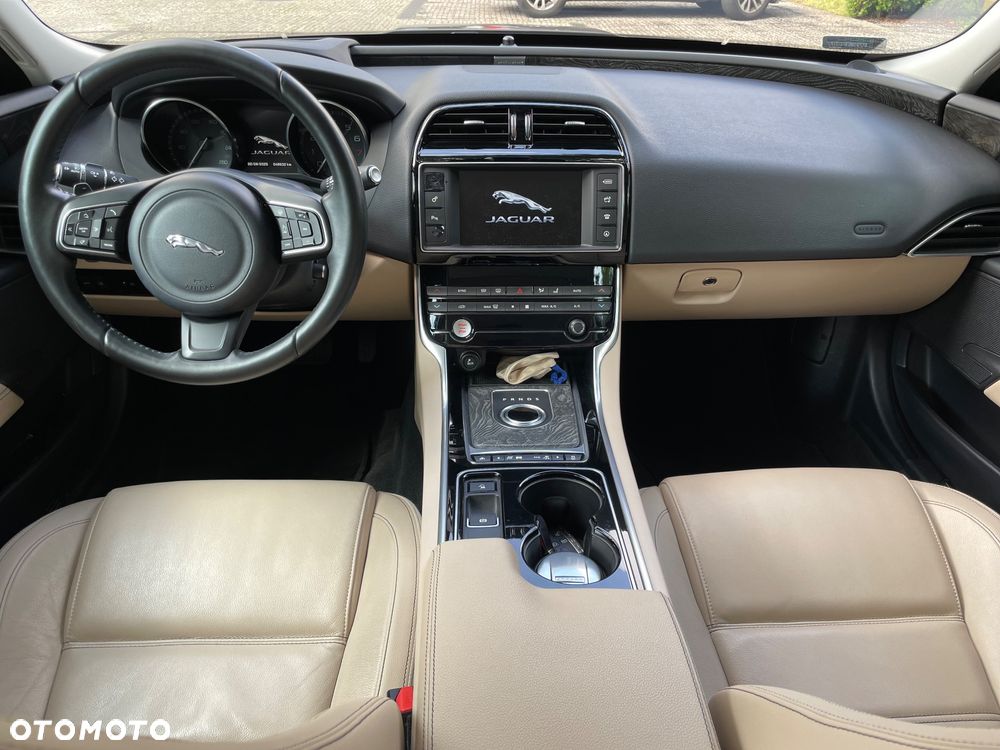 Jaguar XE 2.0 T Prestige - 10