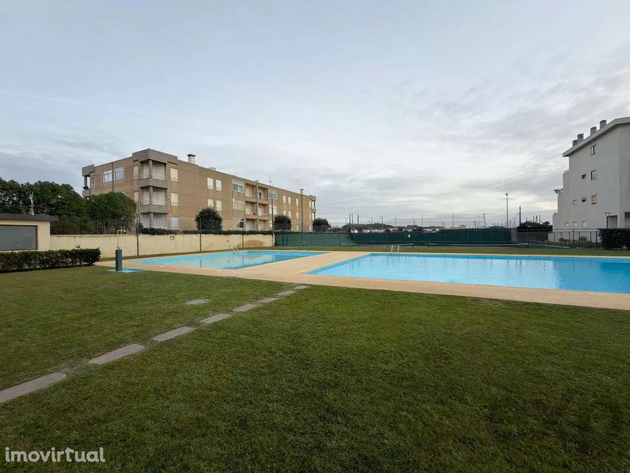 T2+1 totalmente mobilado em frente à praia de Azurara – Piscina, ténis - Grande imagem: 4/22