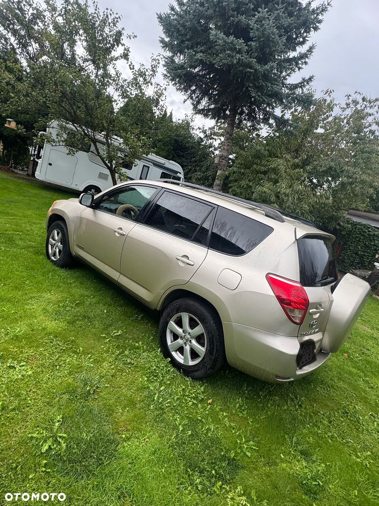 Toyota RAV4 - 1