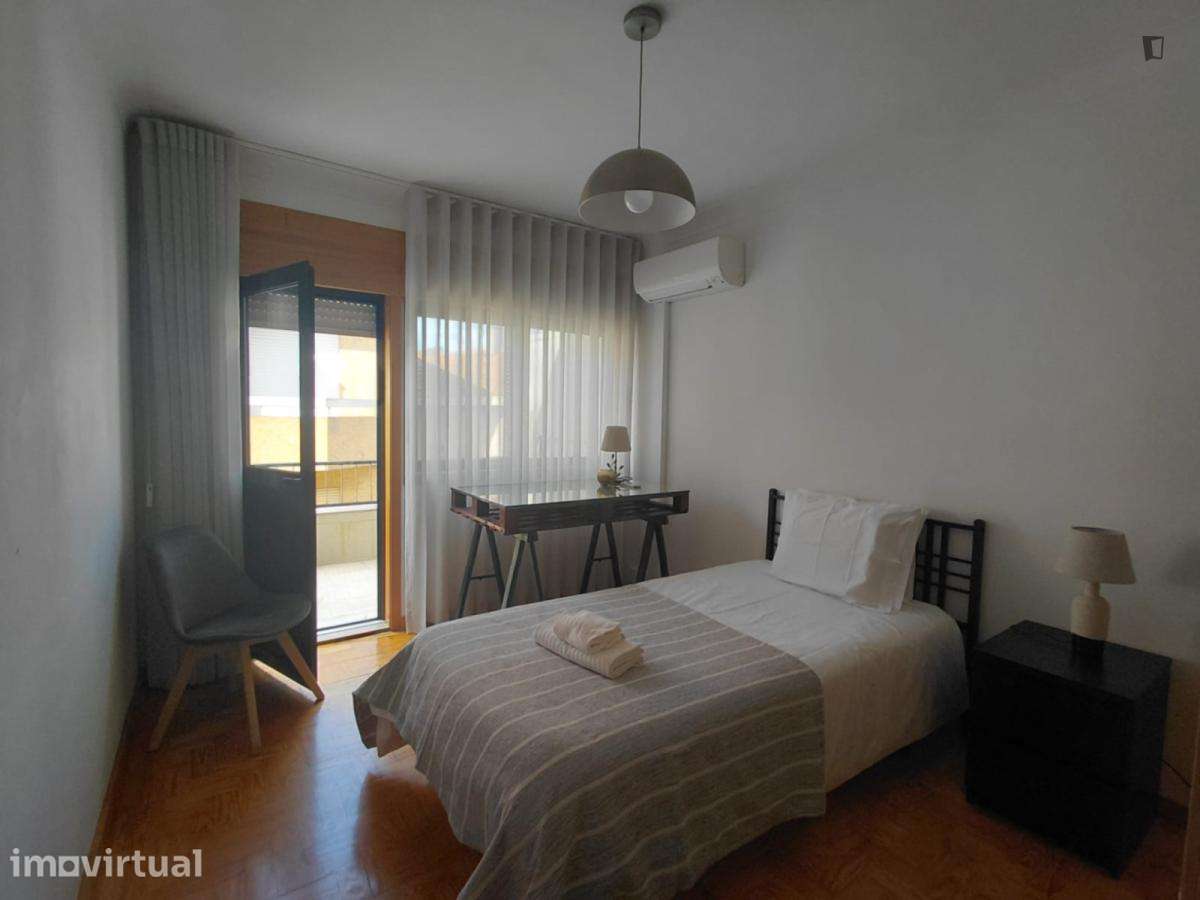Quarto - localizado em Santa Marinha Porto - Grande imagem: 2/18