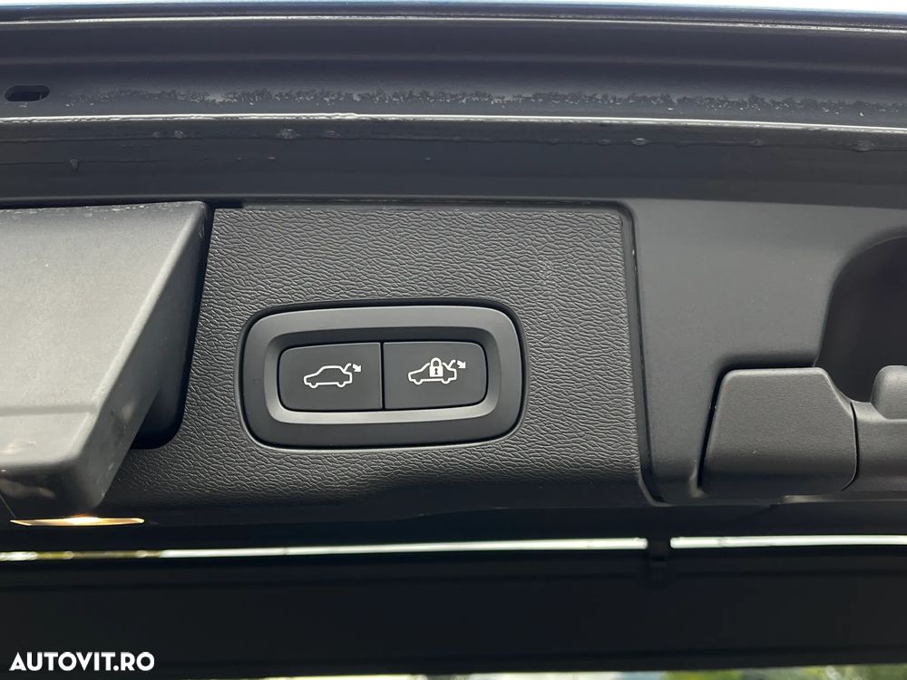 Volvo XC 60 B4 MHEV AT8 FWD R-Design - 26