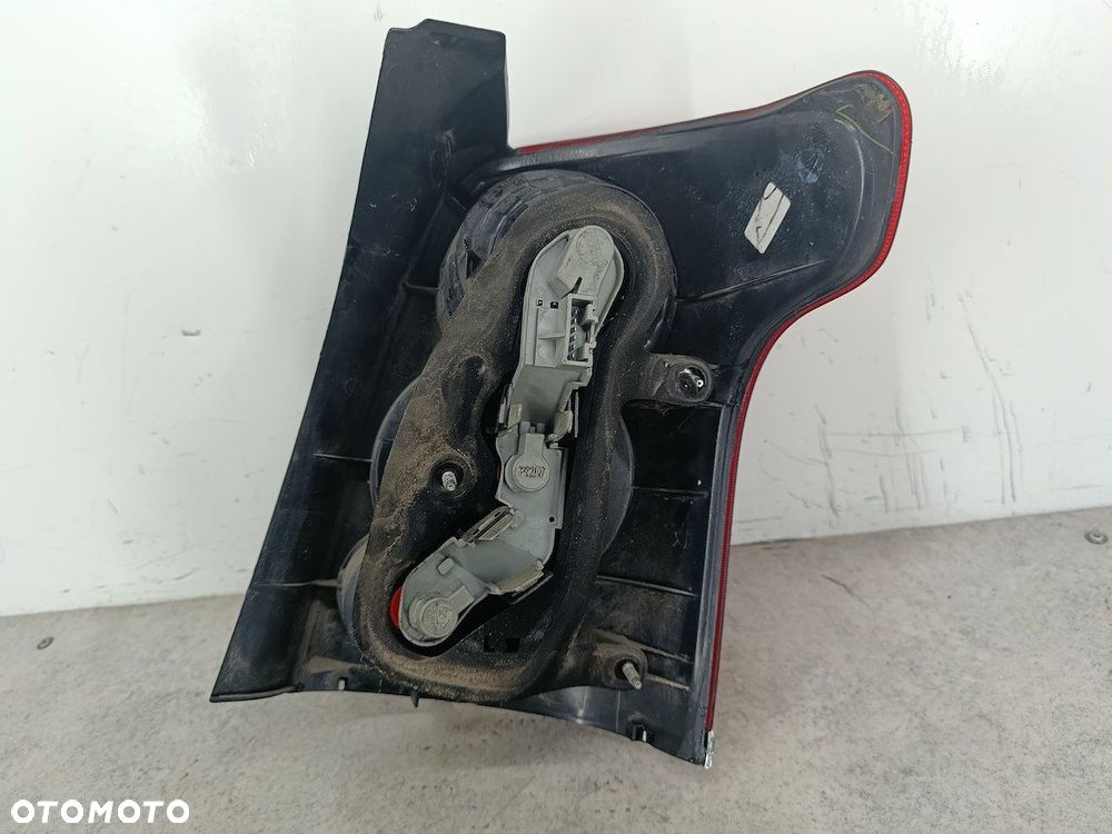 LAMPA TYLNA LEWA TOYOTA AVENSIS II T25 KOMBI - 8