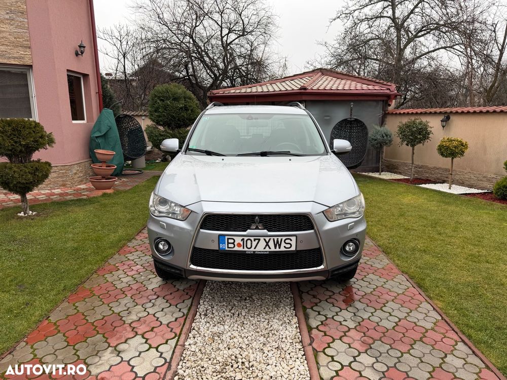 Mitsubishi Outlander - 2