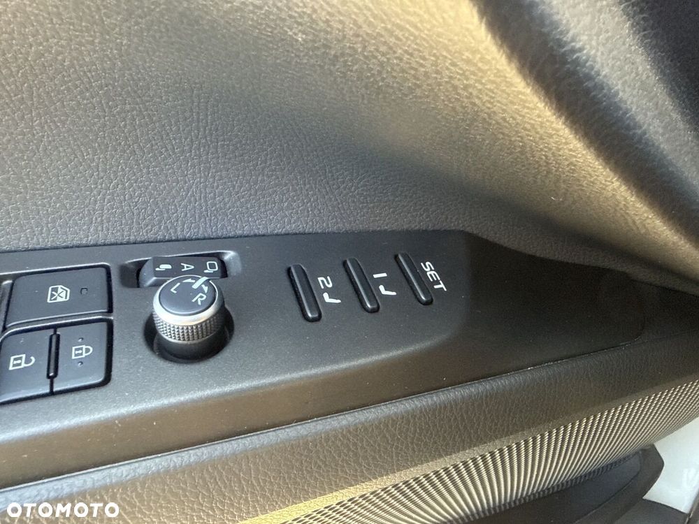 Toyota Camry 2.5 Hybrid Executive CVT - 24