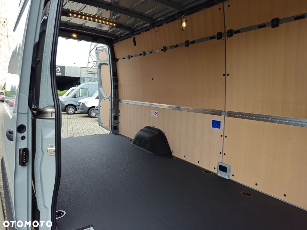 Mercedes-Benz Sprinter - 24