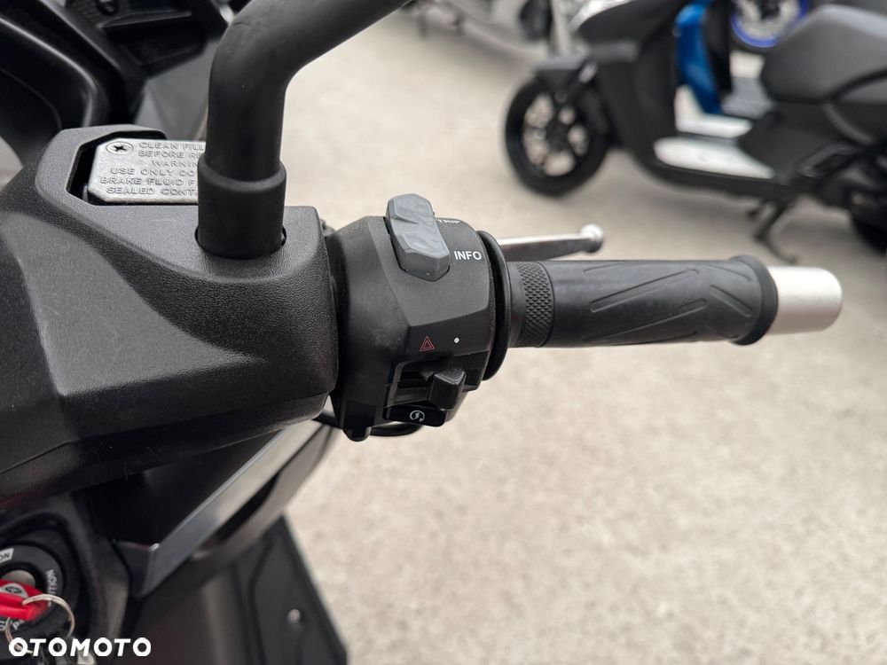 Yamaha X-max - 16