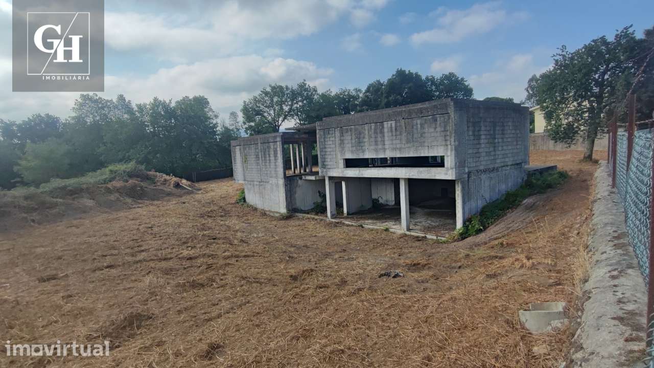 Terreno com moradia em construção - Aceita permuta - Grande imagem: 4/9
