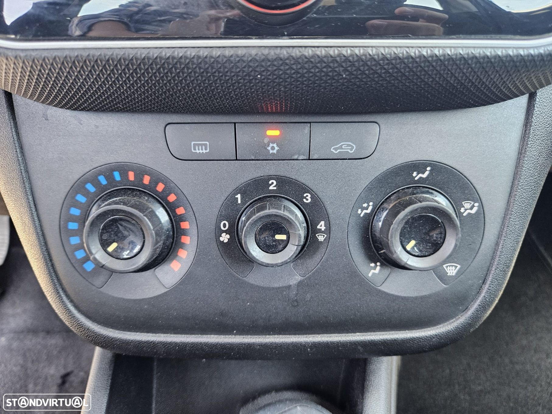 Fiat Punto 1.3 M-Jet Lounge S&S - 30