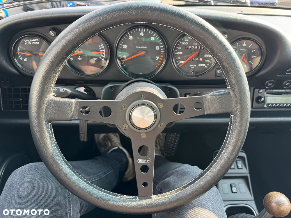 Porsche 911 Carrera - 24