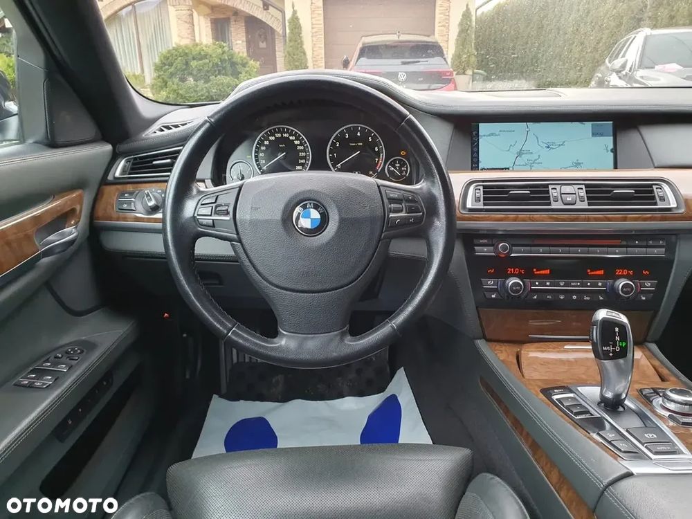 BMW Seria 7 750i xDrive - 11