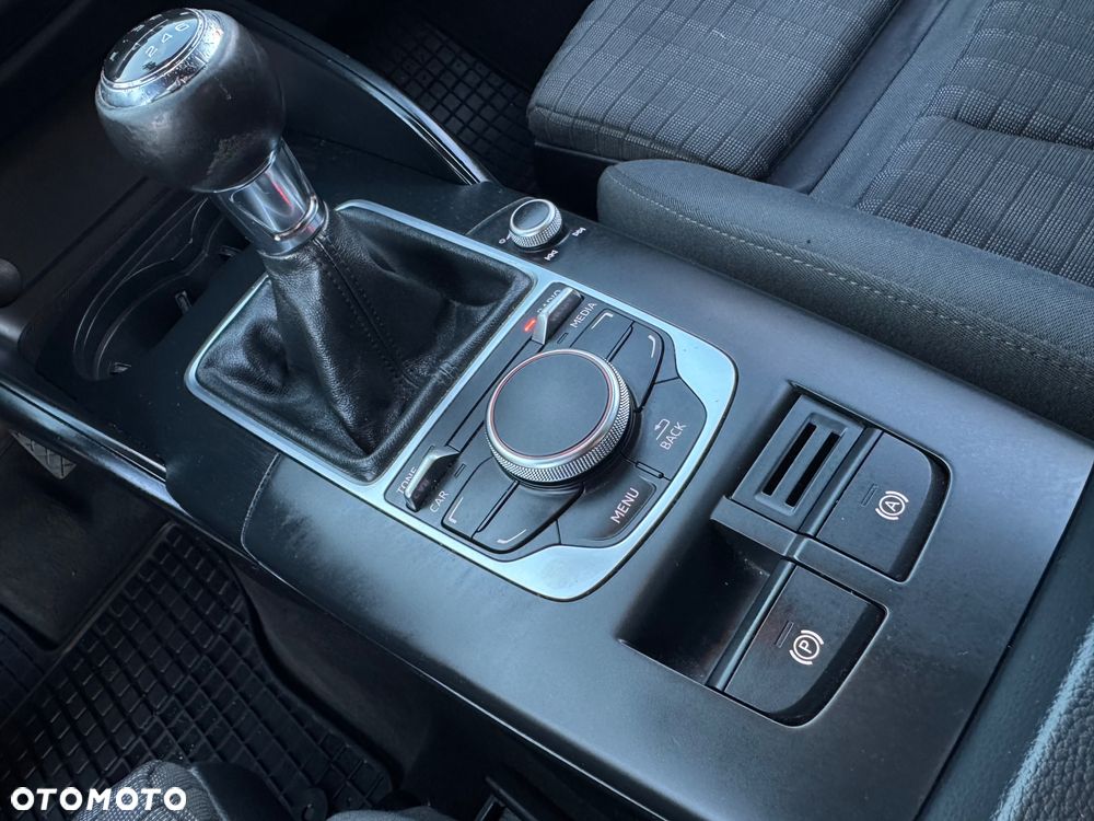 Audi A3 Sportback 1.6 TDI S line Sportpaket - 24