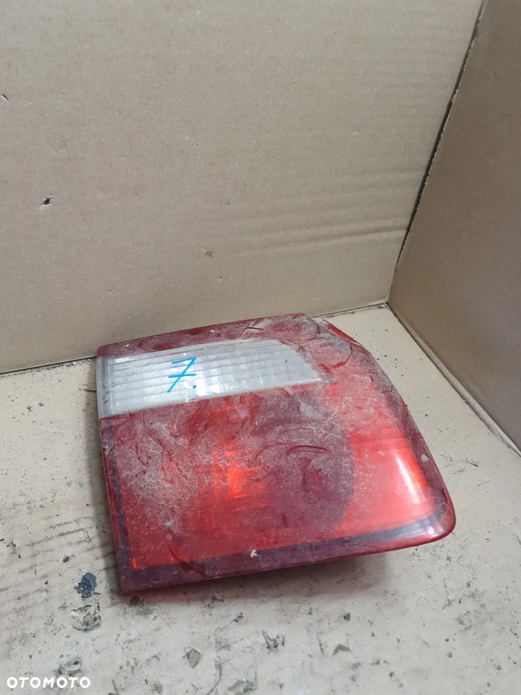 MAZDA 626 V GF LAMPA LEWA TYŁ W KLAPĘ 132-61922 - 2