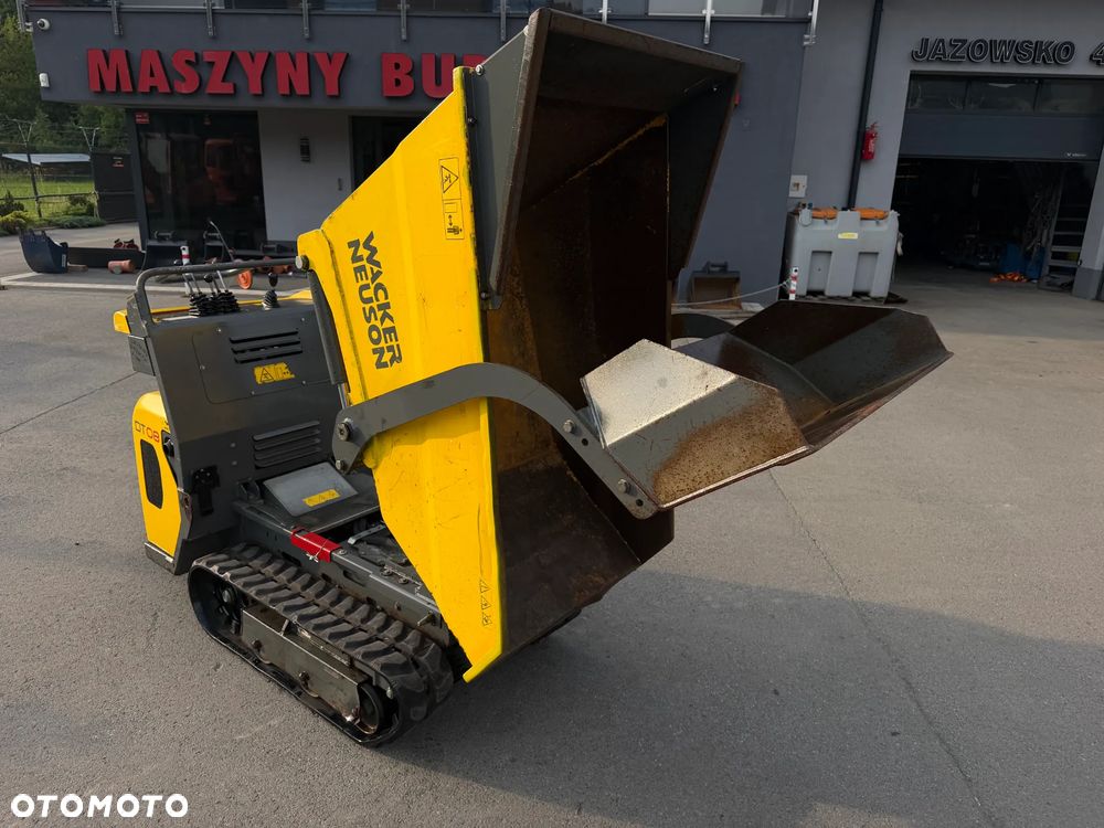Wacker Neuson DT08 Diesel! Wozidło Samo-załadowcze 1 tona ładowność.  silnik YANMAR Kiprowanie i załadunek  własny HYDRAULICZNY. Wywrotka do specjalistycznych zadań. Bardzo mała wielkościowo a szybka i wydajna! Odpala na Kluczyk. Wywrotka sprowadzona z Norwegii z Urzędu komunalnego. Badzo zadbana maszyna bez luzów i wycieków. OKAZJA TANIO. Podest do jazdy. Perfekcyjny stan! 2017rok.  900 MTG - 4