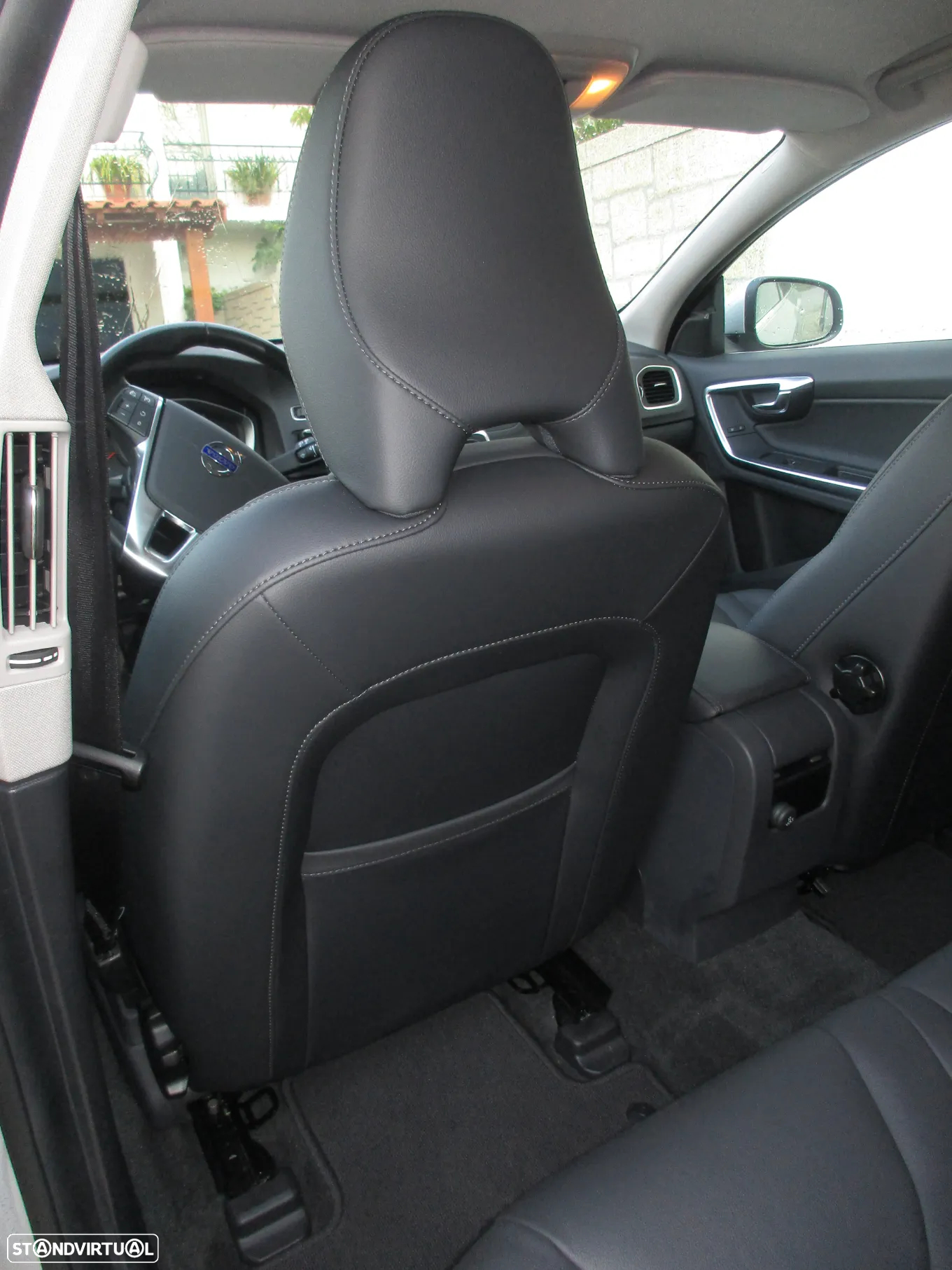 Volvo V60 2.0 D4 Momentum - 23