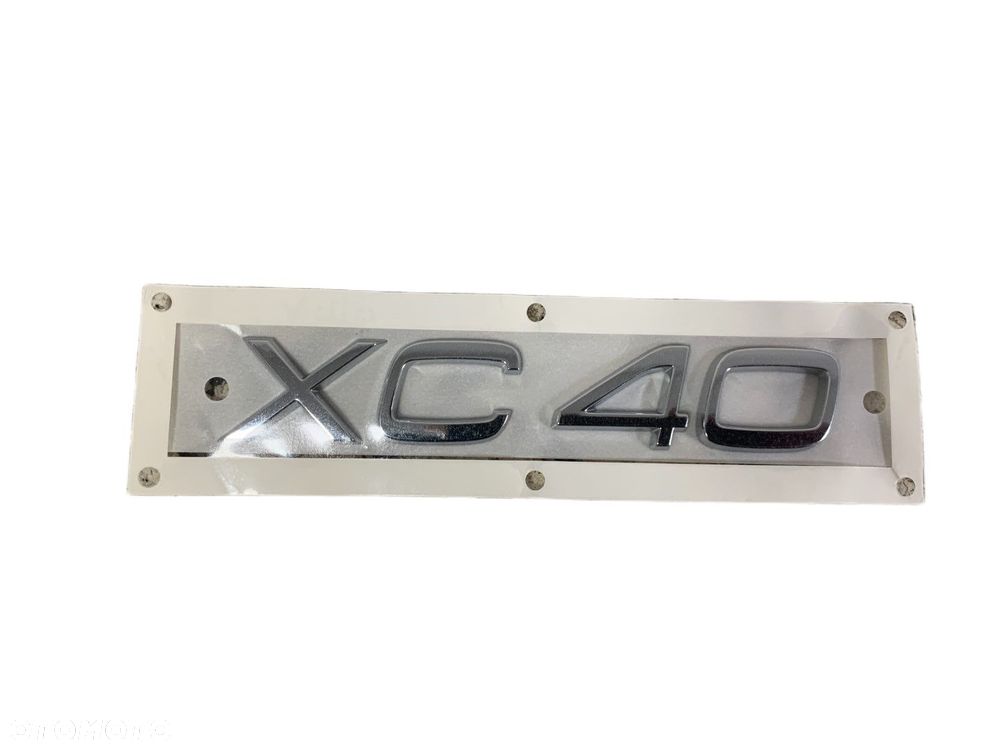 NOWY ORYGINALNY EMBLEMAT LOGO VOLVO XC40 31457467 - 1