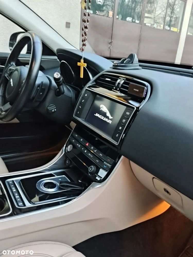 Jaguar XE 2.0 T Prestige - 14