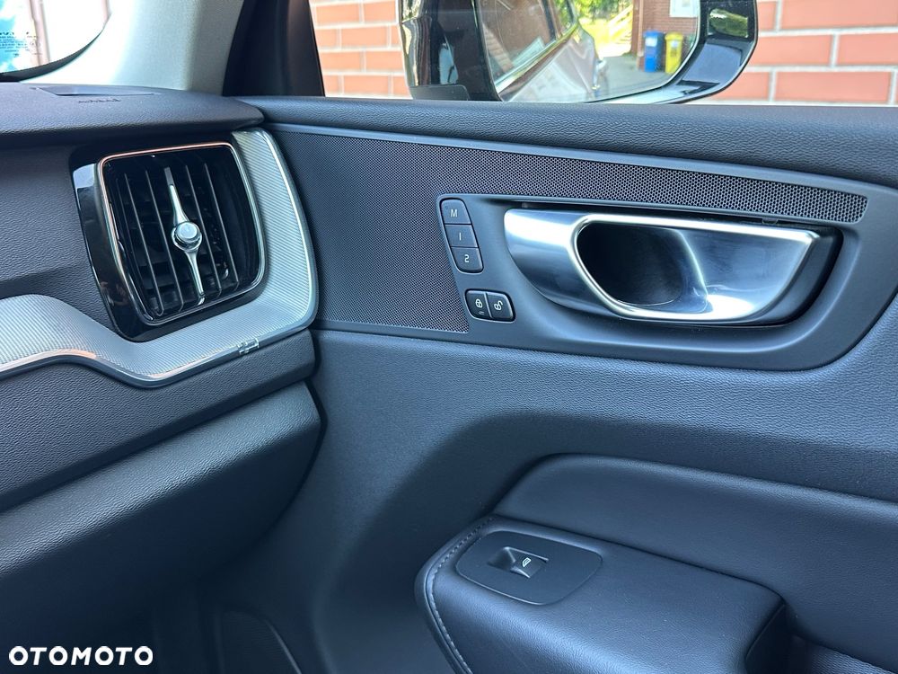 Volvo XC 60 B5 B AWD Plus Dark - 17