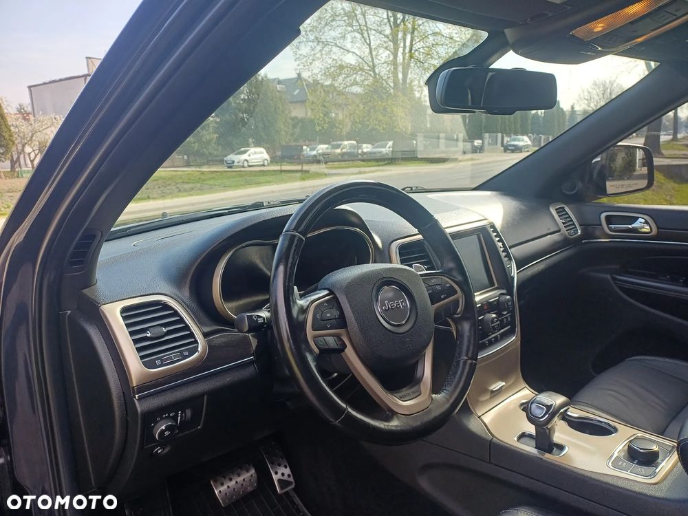 Jeep Grand Cherokee - 24