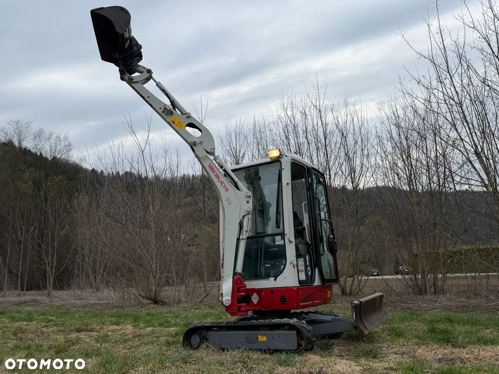 Takeuchi TB216  Koparka Gąsienicowa 2 tony. Długie ramie plus! Zaledwie 1000 mtg. DEKRA aktualna do 2026r. Rozsuwane Hydr. podwozie! Z Gospodarstwa Norweskiego! Zero luzów i wycieków. Maszyna jak Nowa z Salonu! 2017rok. Pełna Dokumentacja. Gąsienice bez zużycia! Łyżka Skarpowa! Szybkozłącze! Szybka wolna jazda. Radio Usb nagłośnienie. Po serwisach. Okazja Wyjscia Hydrauliczne. Silnik Yanmar 3cyl. skrętne ramię! - 39