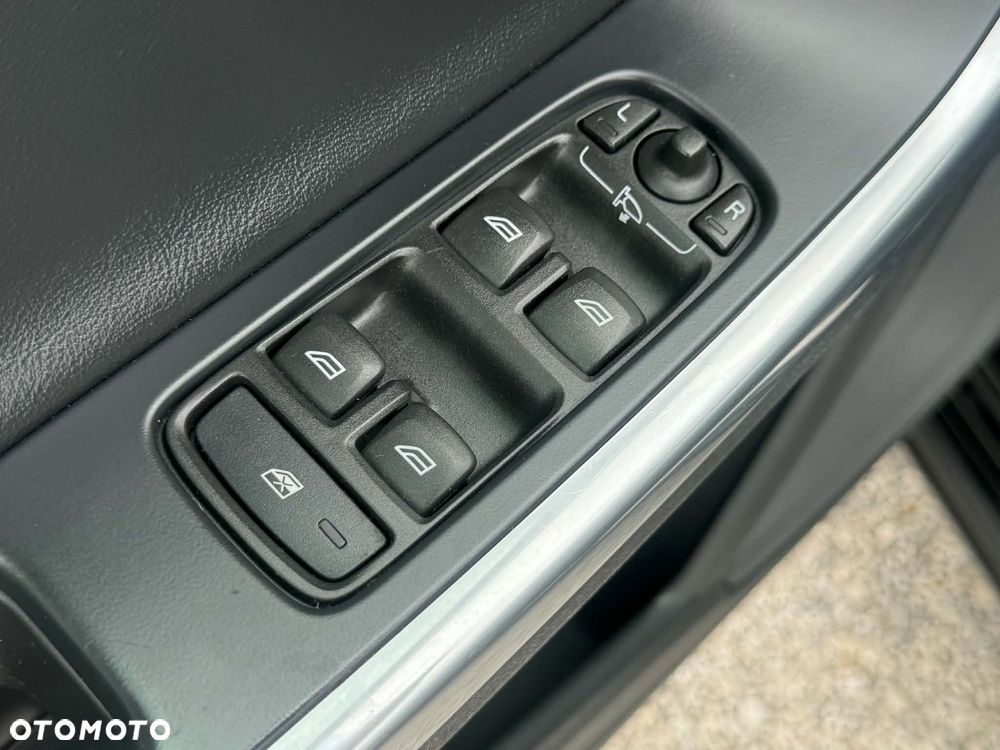 Volvo V60 D6 AWD Plug-in Hybrid R-Design Momentum - 30