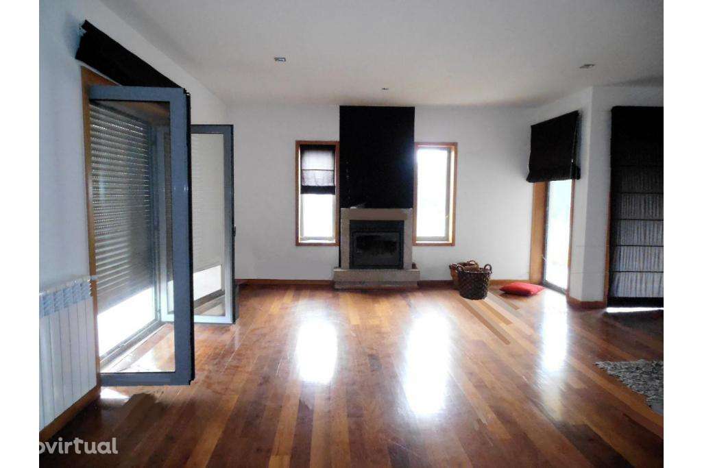 Moradia T3+1 - Com Garagem Box e Terreno - Aldreu - Grande imagem: 2/13