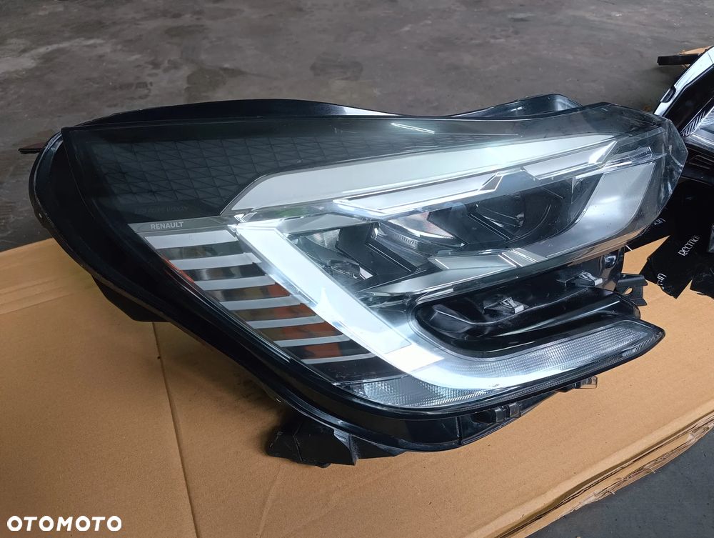 RENAULT CAPTUR II FULL LED LAMPA prawa 260104525R - 2