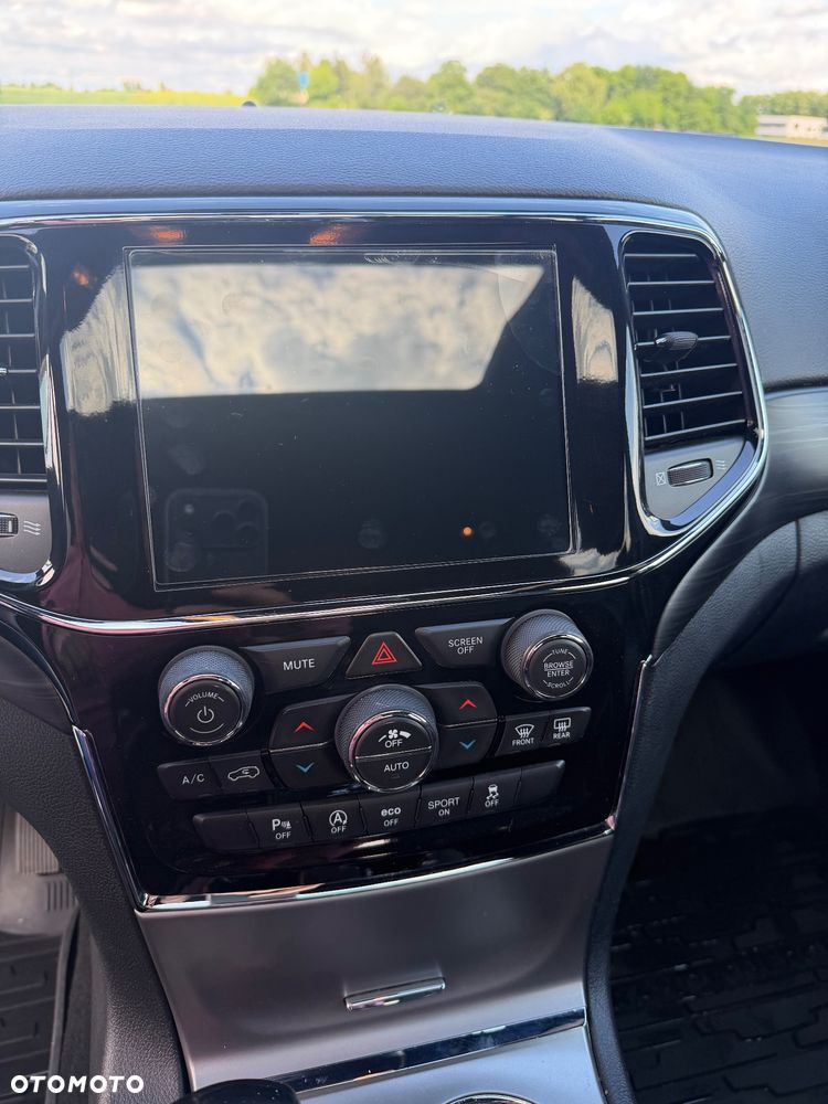 Jeep Grand Cherokee - 12