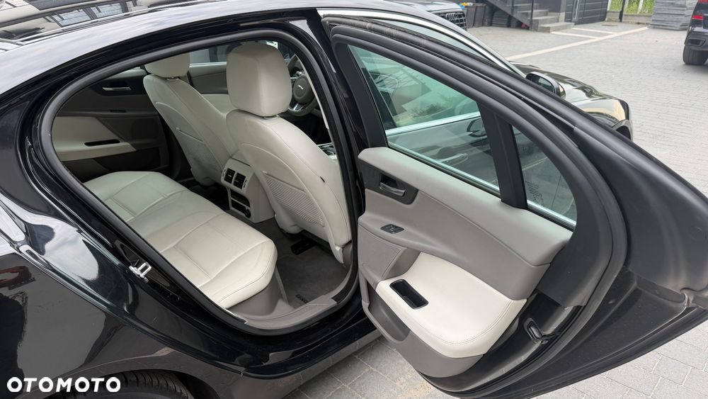 Jaguar XE 2.0 T Prestige - 13