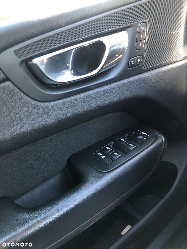 Volvo XC 60 D4 Momentum Pro - 32