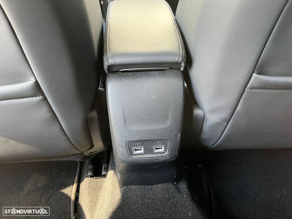 Peugeot e-208 Allure - 32