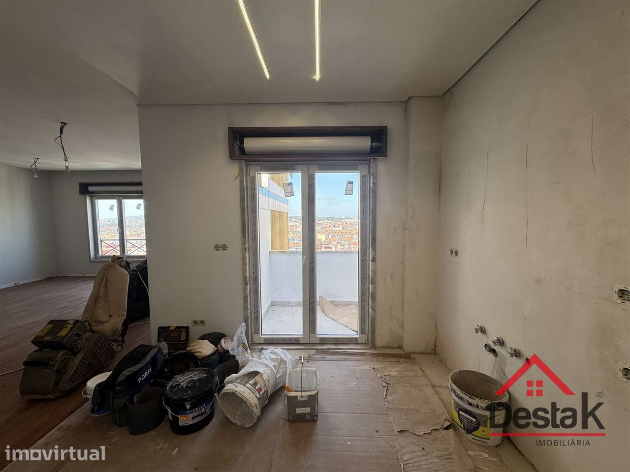 T3+1 DUPLEX Totalmente Renovado com Dois Pátios e Excelentes Áreas - Grande imagem: 3/24