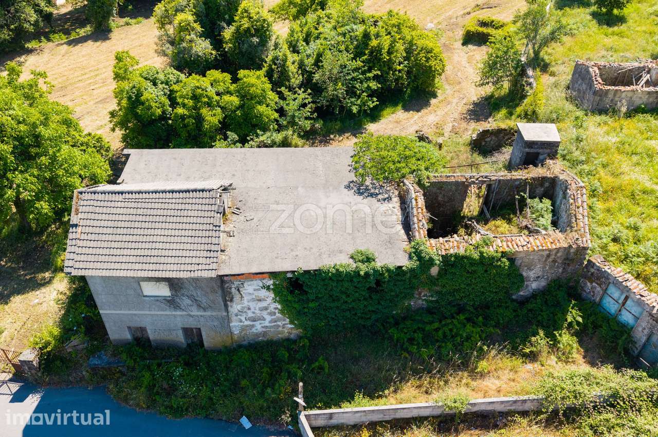 Terreno Urbanizável com Moradia em Barbudo, Vila Verde!