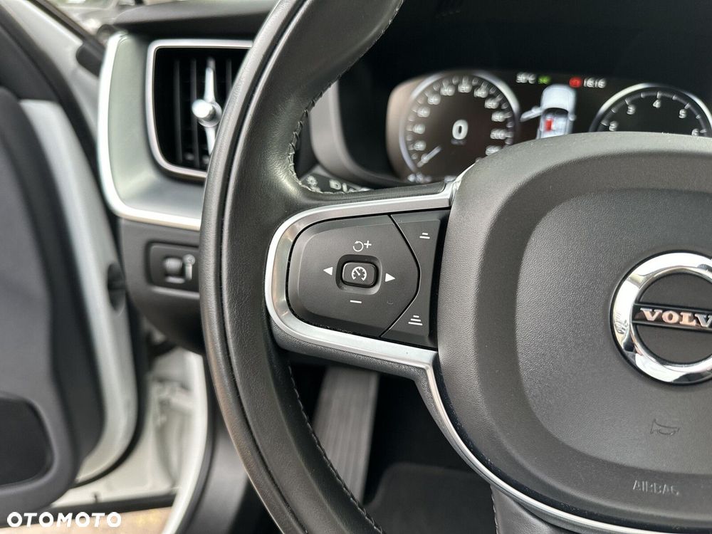 Volvo XC 60 B4 B Momentum - 28