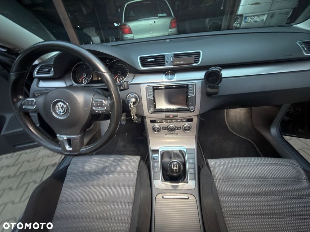 Volkswagen Passat 2.0 TDI Highline - 16