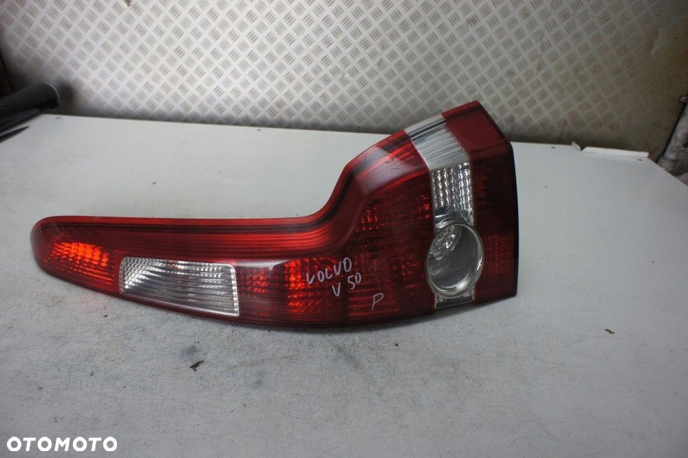 VOLVO V50 KOMBI LAMPA PRAWY TYŁ - 1
