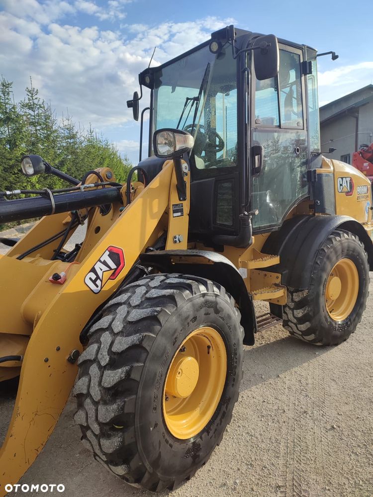 Caterpillar Ładowarka łamana 906M Cat łyżka widły 907 908 5 6 ton SZYBKOZŁĄCZE HYDRAULICZNE dodatkowe linie ZAMIATARKA za dopłatą - 7