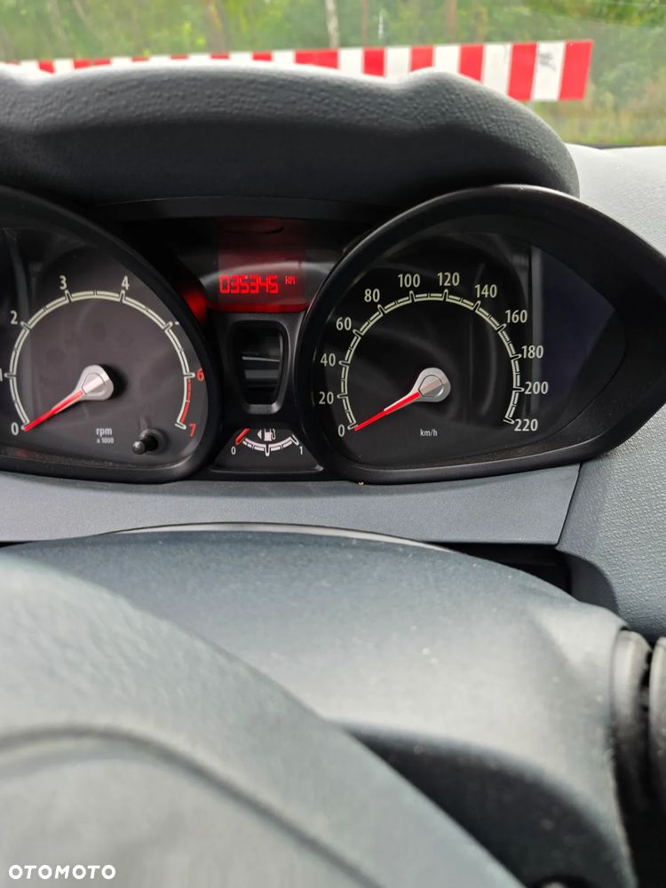 Ford Fiesta 1.25 Ambiente EU5 - 6